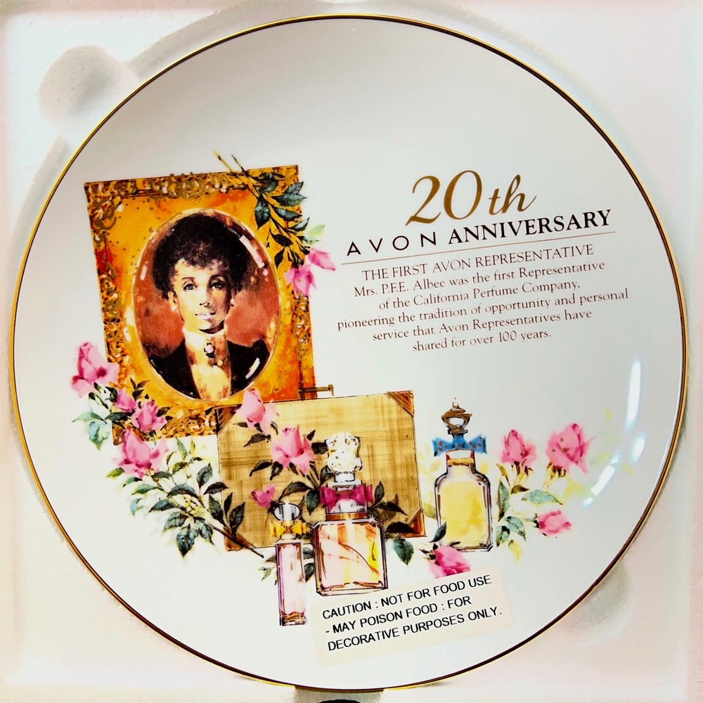 Avon Collector Plate 20th Anniversary Mrs Albee White Gold Excellent Decorative
